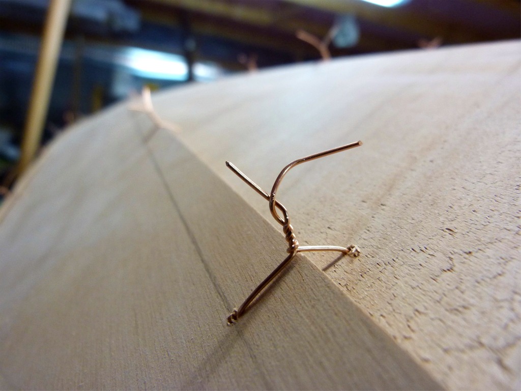 Gros plan sur une des 470 sutures (il y a maintenant celles de l'étrave et du tableau en plus de celles des virures) qui assurent la cohésion de la coque sans aucune autre fixation à ce stade. 
