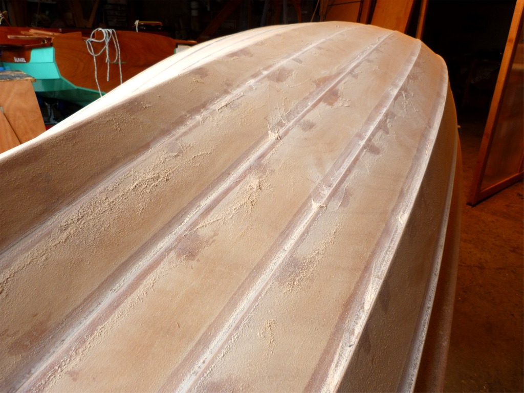 Et le lendemain, c'est donc ponçage ! La pluie me force à poncer à l'intérieur, et je n'utilise donc aucune machine, afin de limiter la dispersion de la poussière. 