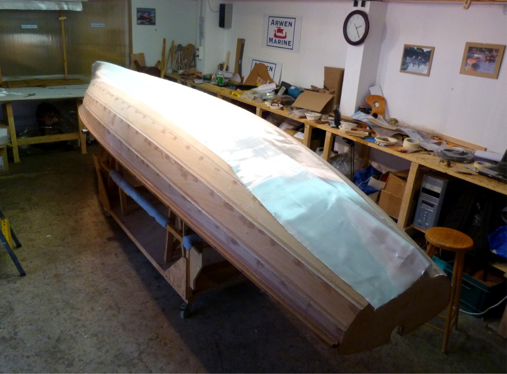 Après un bon dépoussiérage, je découpe une pièce de tissu de verre de 4.60 m par 0.55 m et je la drape sur les 4 virures de fond. 