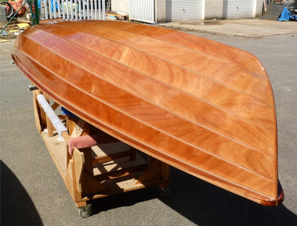 Certains de mes confrères n'aiment pas l'aspect de l'okoumé et le cachent systématiquement sous la peinture. Certes, il a des bois plus beaux, mais moi je trouve ça très joli ! 