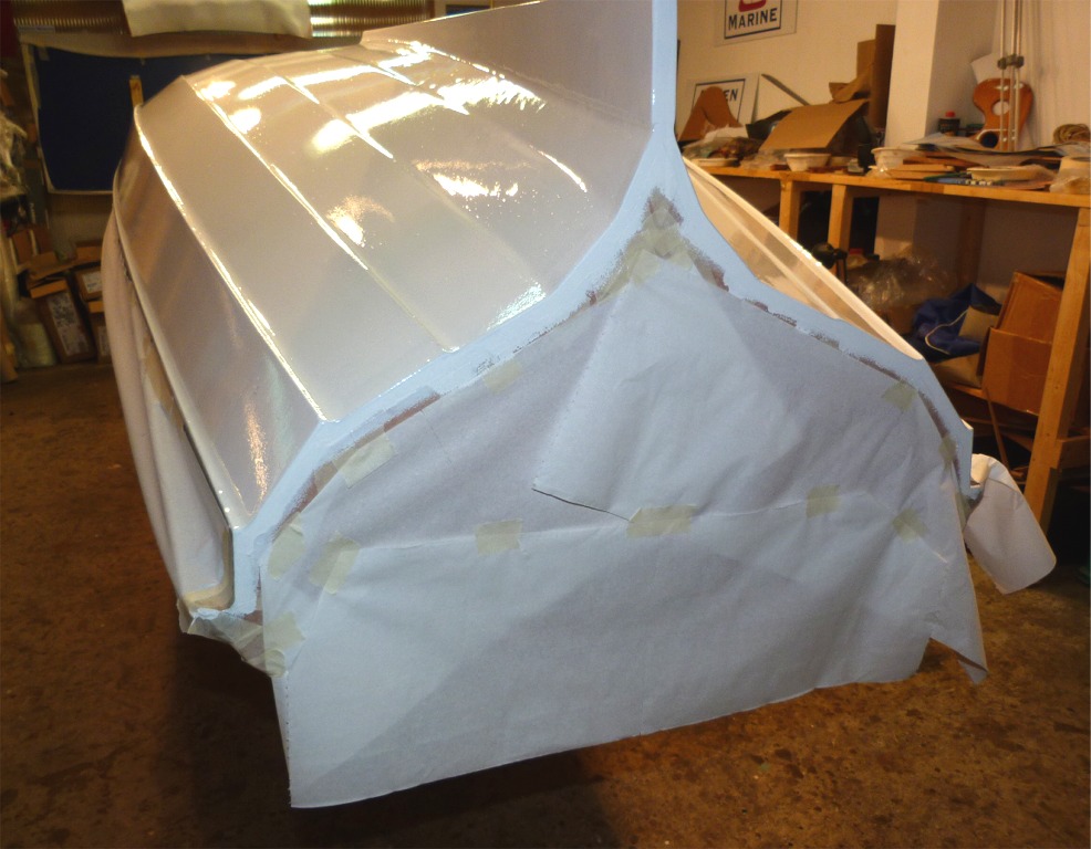 Le masquage préalable à la peinture est long car il faut poser précisément la bande adhésive, puis bien l'appliquer afin que la peinture ne passe pas en-dessous, puis ajouter du papier afin de protéger les zones voisines de projections de goutelettes. 