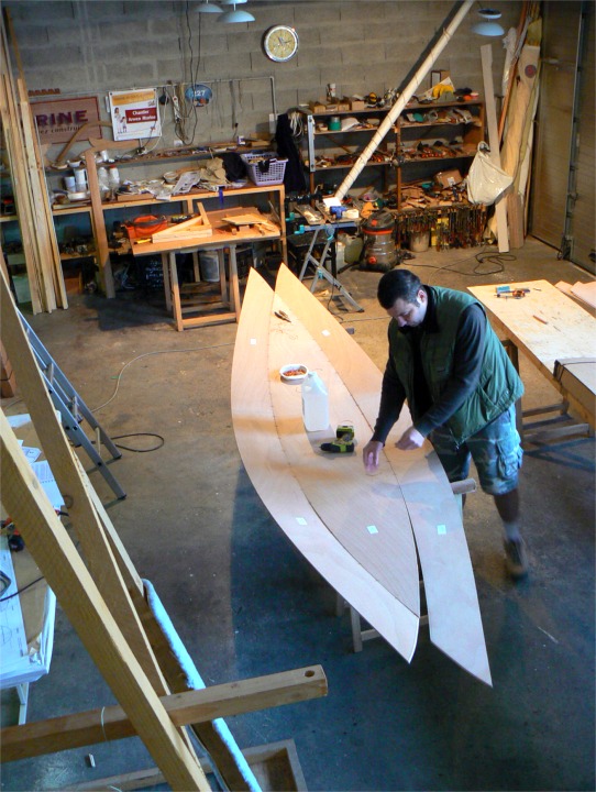 Ici, Jean-David est occupé à suturer le bordé 1 tribord avec la sole, sur laquelle le bordé bâbord est déjà cousu. 