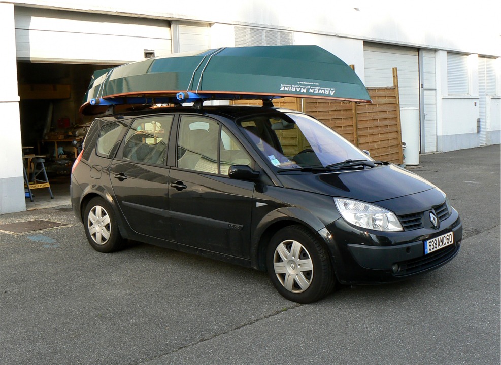 Il va bientôt être temps de partir pour la Route du Sable à l'embouchure de l'Aulne (au fond de la rade de Brest) et Igor m'a aidé à mettre le Skerry sur les barres de toit car je vais faire escale à Paris pour accrocher la remorque d'Anouket, puis à Carantec pour ajouter Coriolis !