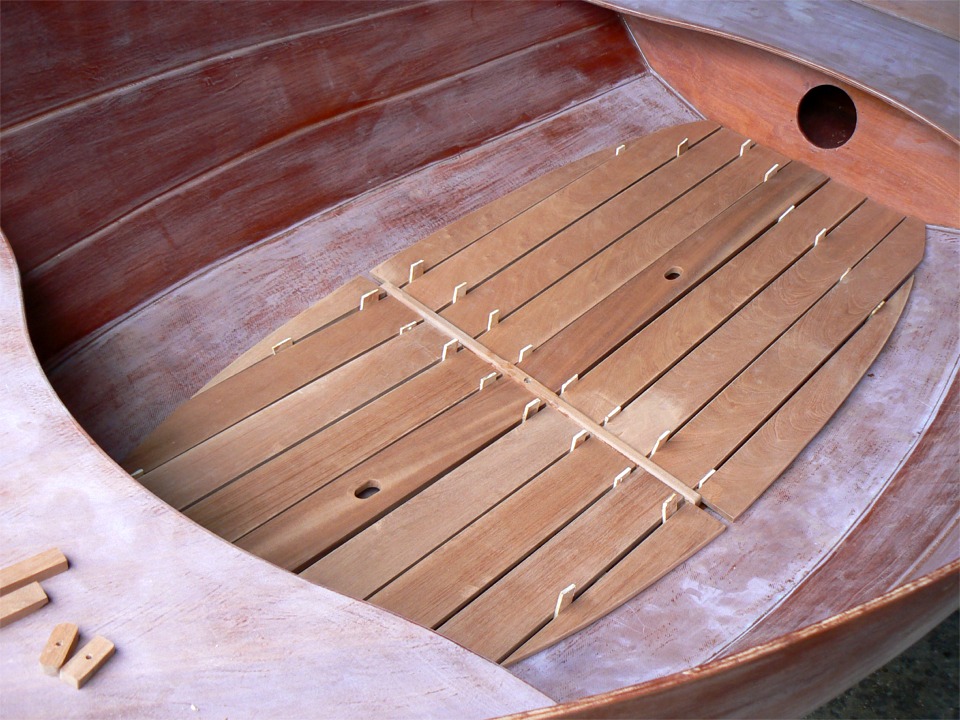 Je reprends le travail sur l'Arwen. J'étais un peu coincé avec son plancher, que je ne savais pas trop comment réaliser. J'ai finalement décidé de faire des lames de 75 mm de large et 12 mm d'épaisseur, séparées par des espaces de 5 mm et réliées par des traverses cachées dessous. 