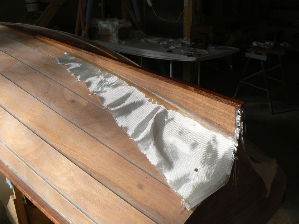 Désolé, j'ai essayé de tenir mais je n'ai pas pu... Je ne vous avais pas fait de photo de tissu de verre partiellement saturé d'époxy depuis un bon moment, mais là j'ai craqué... Toutes mes excuses. 
