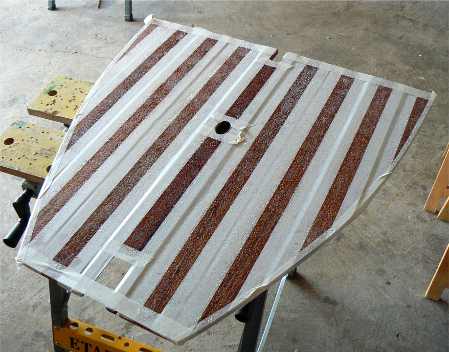 J'ai masqué le plancher de l'Arwen pour faire de l'antidérapant sur le milieu de chaque latte : si on laissait le plancher verni tel quel, il serait mortel de se mettre debout dans ce bateau... 
