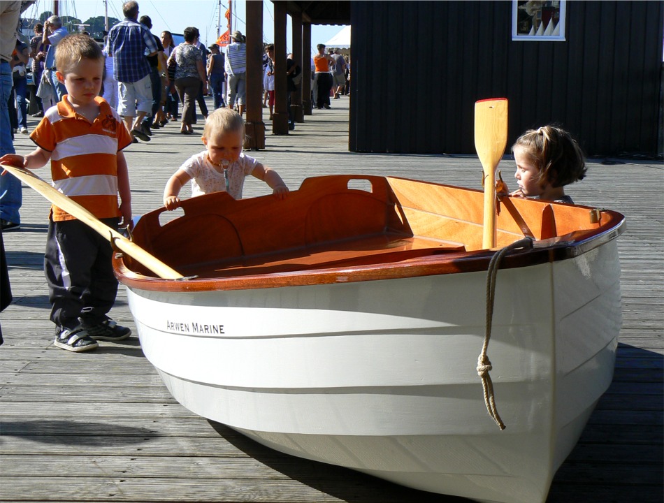 Et j'avais encore plus récemment fait cette photo à Douarnenez 2010, qui illustre l'intérêt d'avoir un bateau à sa taille ! 