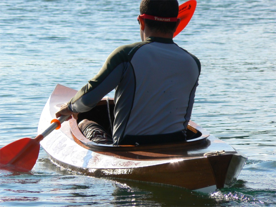 Cette vue de l'arrière montre qu'avec un gabarit plus sérieux, le Wood Duck conserve une ample réserve de flottabilité, à laquelle participe le petit tableau arrière, inusuel en matière de kayak. 