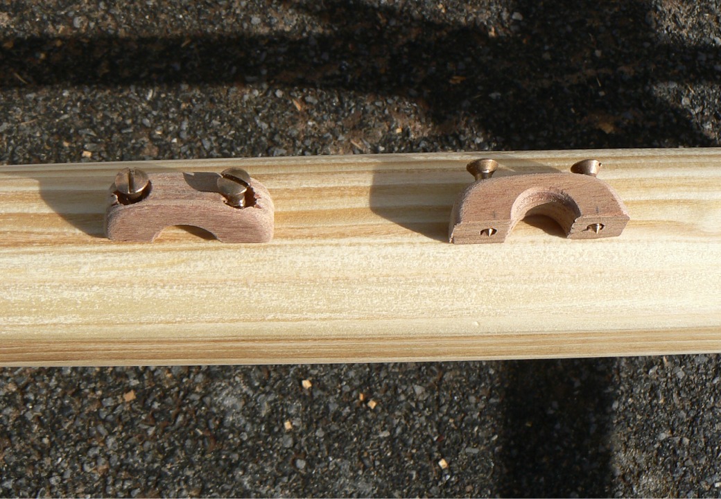 Je me suis aussi fabriqué des petits pontets en contreplaqué de 12 mm. Ces deux lascars vont servir à fixer la position des estropes d'écoute et de hâle-bas sur la bôme. 