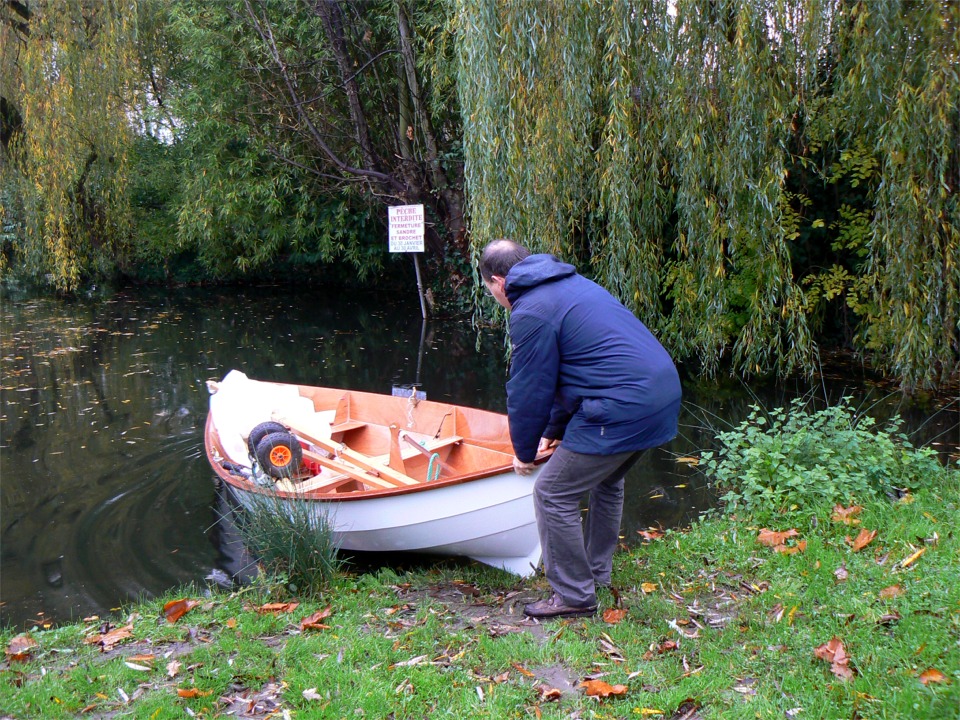 Après embarquement de son petit chariot à kayak, Olivier pousse "Malo" à l'eau. Le panneau accroché à l'arbre nous rappelle que la pêche au brochet et au sandre sera fermée du 30 janvier au 30 avril... 