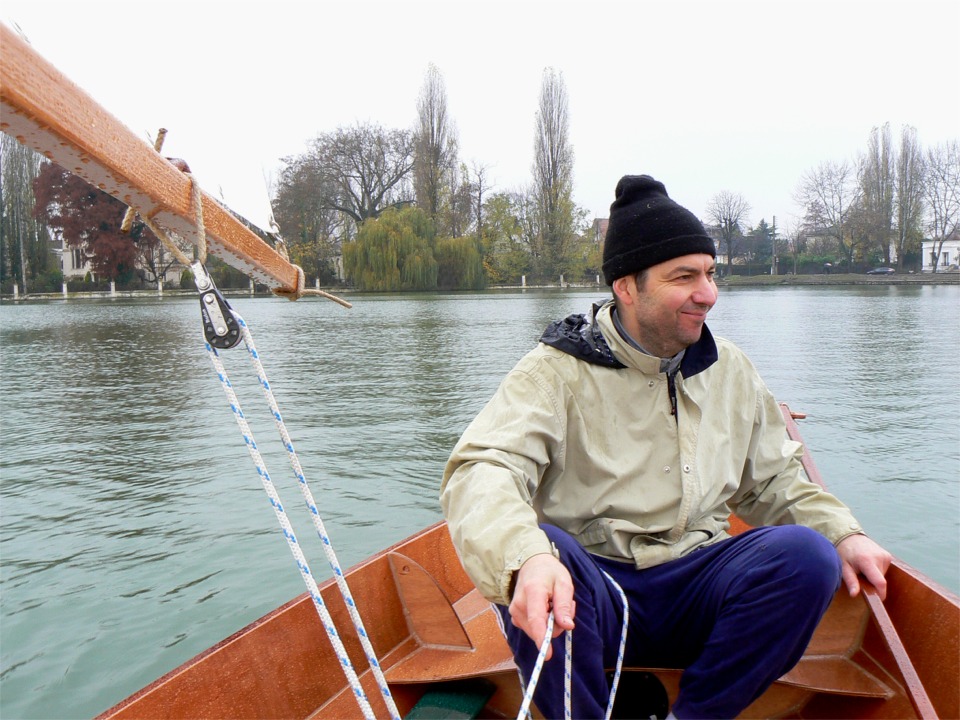 Jean-David jubile du plaisir unique qu'est la première navigation dans un bateau que l'on a construit de ses mains... Essayez, vous verrez ! 