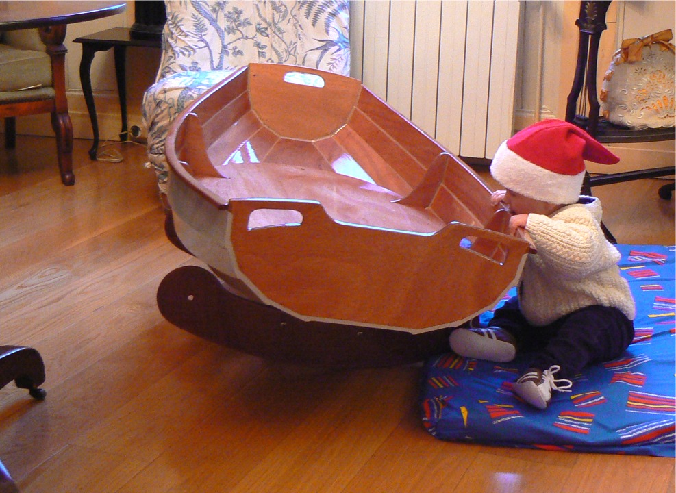 Adam, déjà très amateur du Wood Duck 10, découvre le Bateau Berceau. A 8 mois et demi, il est déjà trop grand pour y faire son lit, mais encore trop petit pour jouer à se balancer dedans, hélàs. 