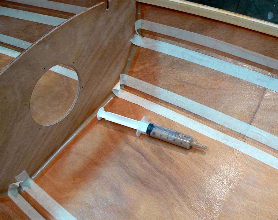 Voici l'arme : j'ai rempli ma seringue d'époxy chargée. Le dosage de la charge est délicat : la consistence de l'époxy doit être assez liquide pour être déposée à la seringue, mais assez visqueuse pour "tenir" une fois déposée sur les parois parfois verticales. 