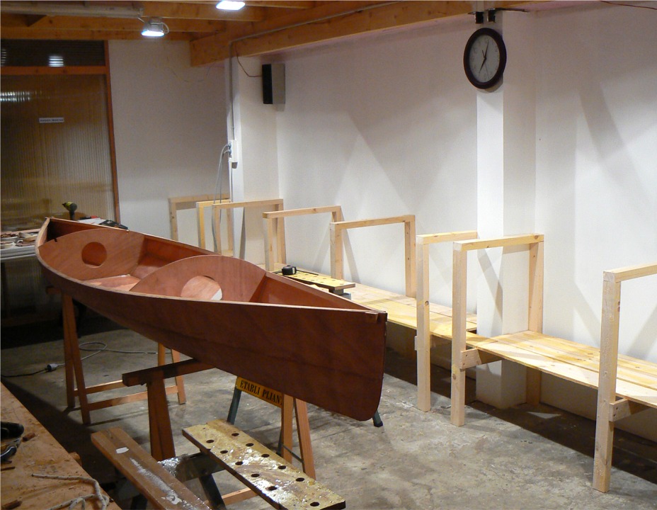 J'ai eu du mal à me décider sur les matériaux (contreplaqué, agglo, bois d'arbre...) et la technique de montage. Finalement, j'ai opté pour un plateau en sapin (planches de 25 mm d'épaisseur) afin de pouvoir visser directement dedans pour presser des collages, par exemple. Du coup, pas besoin de structure longitudinale sous les planches. J'installe une étagère légère (sapin de 15 mm) à 40 cm du sol pour ranger du bazar sous le plan de travail. 