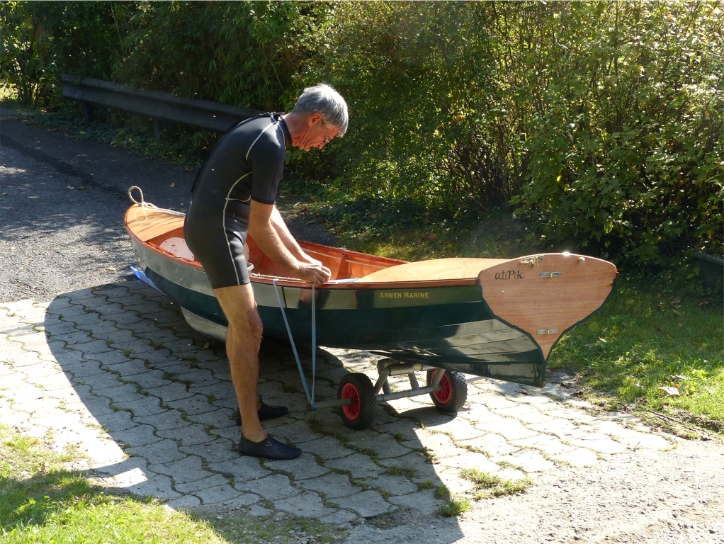 Comme annoncé ci-dessus, Pierre est passé me voir avec sa Yole de Chester "custom" Atipik afin de procéder à des essais de flottabilité. Nous sommes donc allés au port de plaisance de Compiègne (si si, il y a aussi un port de plaisance à Compiègne, en plus d'une forêt magnifique, du Palais Impérial et de tout plein de choses intéressantes) qui dispose d'une cale de mise à l'eau fort pratique (que nous avions utilisée en février 2011 pour le tournage d'un sujet France 3 qui ne fut hélas jamais diffusé - peut-être pour protéger la population française des risques liès au trop grand bonheur de la construction de petits bateaux en kit...)