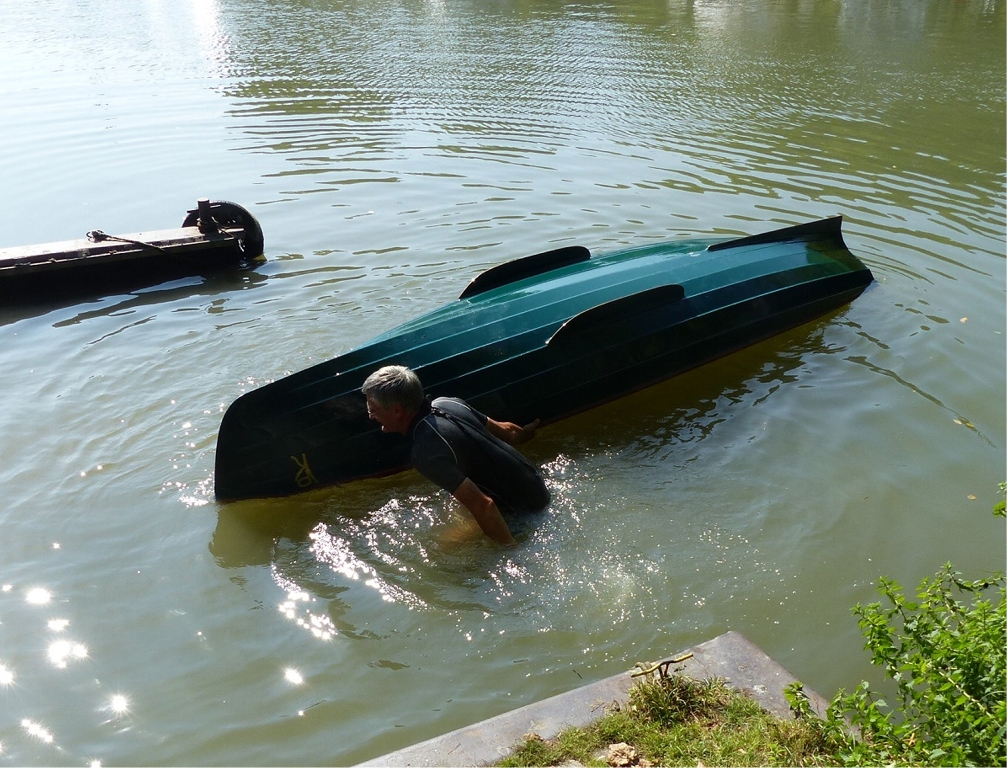Pierre a retourné Atipik pour le vider, et a montré qu'avec le coup de main, on peut le remettre à l'endroit pratiquement sans une goutte d'eau à l'intérieur, à condition de pouvoir être debout dans moins de 70 cm d'eau (à l'avenir, il faudra donc tâcher de chavirer à proximité d'une plage répondant à ces critères !) 