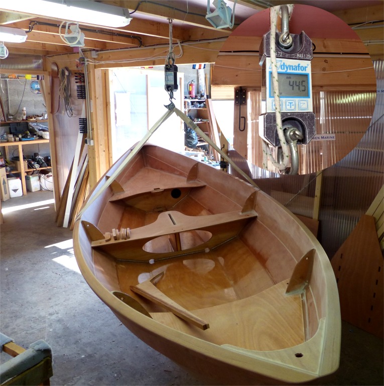 Je fais ensuite une pesée de contrôle qui me donne 44.5 kg en ajoutant les cale-pieds et l'aileron. Cela signifie qu'en théorie il ne me reste plus que 500 grammes pour la stratification extérieure et la seconde (ou par endroits 3 e ou 4e) couche d'époxy sur la surface intérieure et extérieure : un peu maigre... 