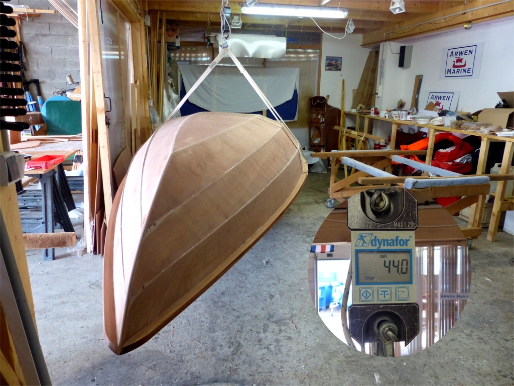 Par curiosité, je fais une nouvelle pesée et j'ai le plaisir de constater que je viens de pulvériser et transformer en aérosol 500 grammes de bois et d'époxy, car nous redescendons à 44 kg ! 