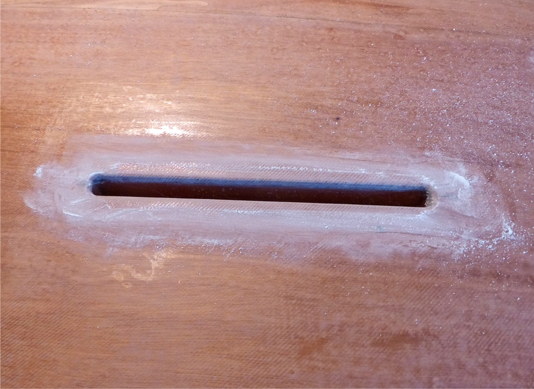 Lorsque l'époxy de saturation des bandes de fibre de verre de l'ouverture du puits de dérive (visible ici) 