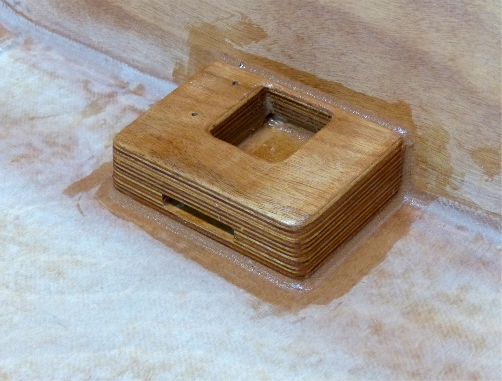 J'ai passé une couche d'époxy sur le pied de mât avant de le fixer dans l'angle de la cloison avant et de la sole. Comme d'habitude, je l'ai fixé avec 4 vis inox à travers la sole et collé à l'époxy chargée. 