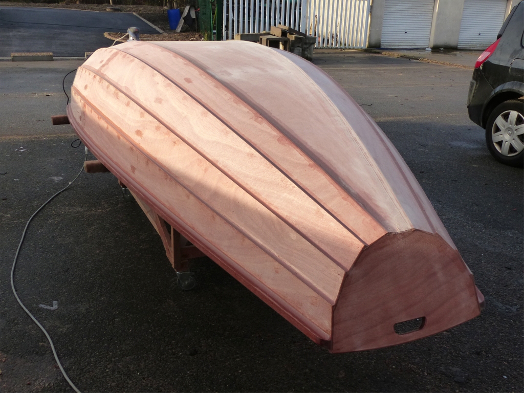 Suite de la construction du PassageMaker Dinghy de Thierry et Catherine, je profite d'un rare rayon de soleil, et surtout de l'arrêt momentané (j'ai vérifié, un seul "m" et un seul "n", j'en aurais bien mis deux pour l'un ou l'autre...) de la pluie pour sortir poncer les joints refaits sur l'extérieur de la coque