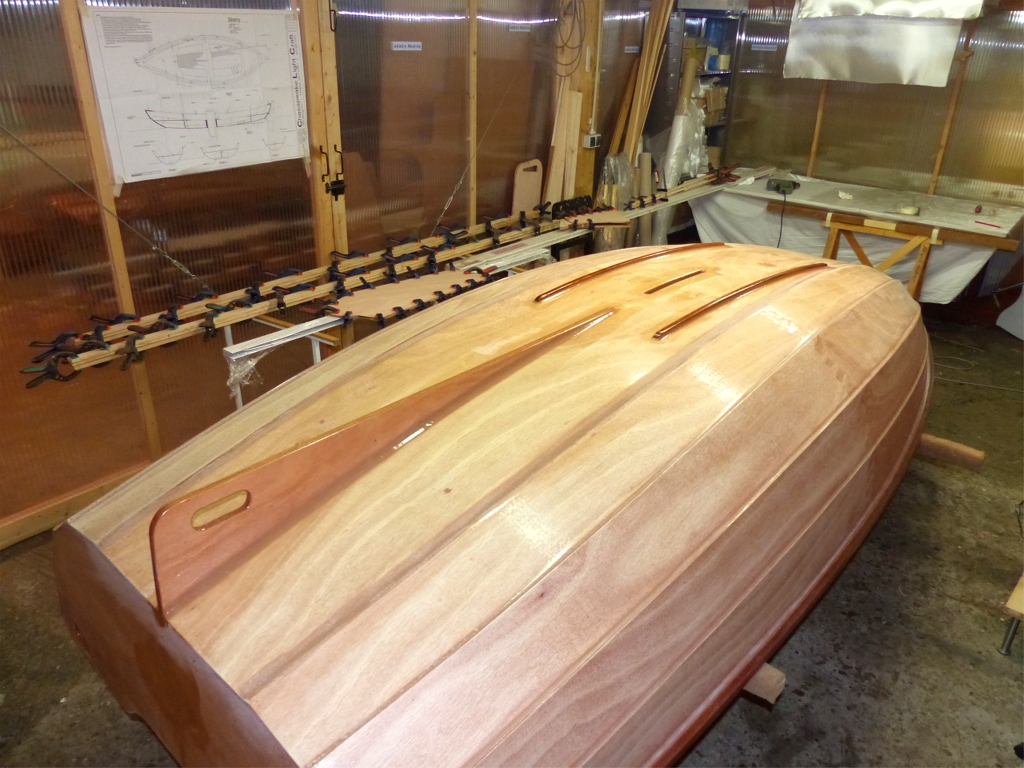 L'aileron du PassageMaker Dinghy est pourvu d'une "poignée" qui rappelle son origine : il a été dessiné par John C. Harris dans le cadre d'un concours de plans (qu'il a gagné) lancé par la revue PassageMaker, qui traite du yachting à bord de "trawlers" de plaisance, afin de trouver l'annexe idéale. 