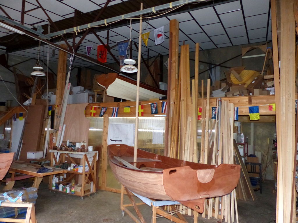Suite et fin de la construction du PassageMaker Dinghy de Thierry et Catherine : j'en suis à l'essayage du mât (pas pour la hauteur, mais pour l'ajustement des cales au pied et à l'étambrai). La pluie me contraint à faire les séquences de mâtage, démâtage, ajustement, remâtage, etc. à l'intérieur, ce qui complique un peu l'opération car j'ai tout juste la hauteur requise sur une surface assez réduite.
