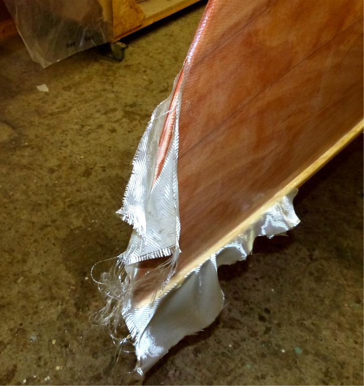 Aux extrémités, nous fendons le tissu jusqu'à mi-longueur du brion, nous coupons l'excédent en laissant un "rabat" de 3 cm de chaque coté (pas encore fait sur cette photo). 