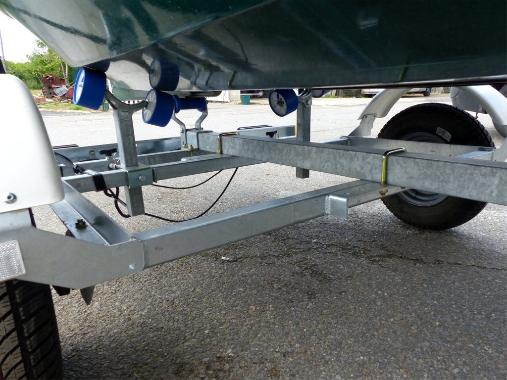 Les chandelles sont fixées sur la barre arrière du porte-essieu, mais j'aurais pu les fixer aussi bien sur sa barre avant ou, à l'inverse, sur la barre arrière qui supporte le porte-plaque. L'esieu supporte jusqu'à 500 kg, et il est pourvu d'une suspension à torsion. 