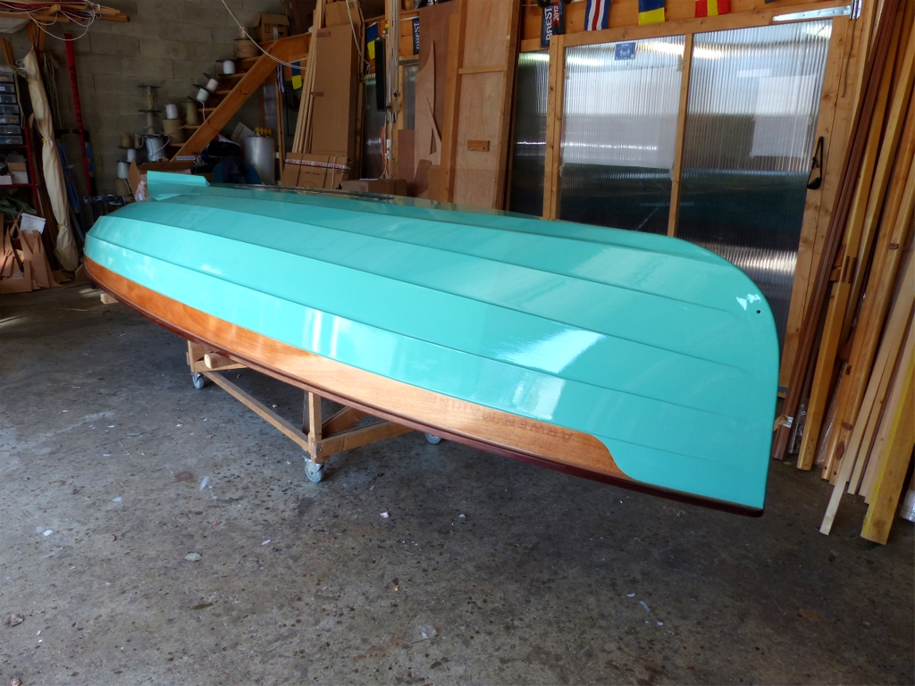 Comme annoncé précédemment, le Silmaril N°1 est revenu à l'atelier pour une peinture neuve, que j'avais promise à Paul lors de la vente du prototype. Contre toute attente, Paul s'est attaché à cette teinte "vert d'eau" et m'a demandé de la lui refaire. Dont acte, voilà ce que ça donne après ponçage et deux couches neuves. Voici une séquence d'images qui montre le retournement de la coque. 