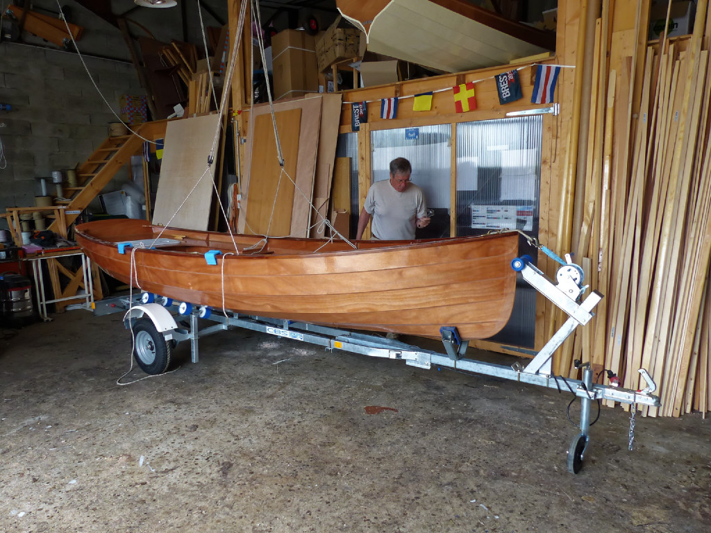 Nous utilisons les palans pour poser le bateau sur sa remorque et régler les points de support (bobines sur le timon et galets latéraux).