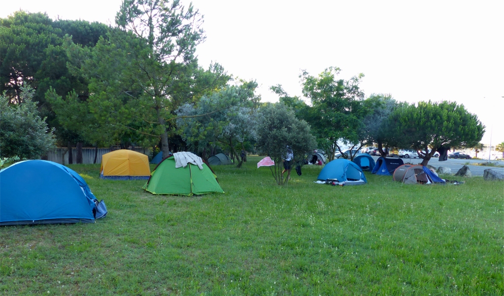 Notre village de tentes au Douhet, en arrière du parking du port. 