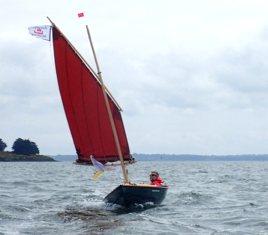 Comme déjà annoncé dans mes "nouvelles" précédentes, j'exposerai le Skerry Raid sous la bannière du Chasse-Marée, dans le nouvel espace "Bateaux Atypiques" du prochain Grand Pavois de La Rochelle, du 16 au 21 septembre prochain. L'espace "Bateaux Atypiques" est une nouveauté de l'édition 2015, et succède au "Village Bois" que nous avons bien connu. L'un des thèmes présentés par Bateaux Atypiques cette année est le Challenge Naviguer Léger dont vous avez sans doute déja vu mon compte-rendu. Vous pouvez aussi lire un excellent article de 8 pages sur le Challenge sous la plume de Gwendal Jaffry dans le Chasse-Marée N°271 qui est actuellement en kiosque. 