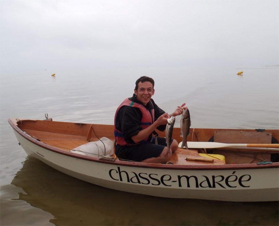 Didier, skipper du Skerry "Chasse-Marée", que l'on voit ici (Chasse-Marée, pas Didier) nous envoie cette image qui montre que son Skerry sait vraiement tout faire : on pêche même le bar à la traîne à l'aviron en Skerry ! 