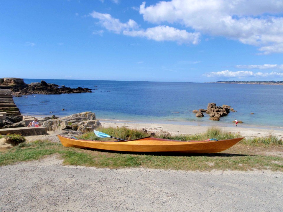 Vue de profil du Shearwater 14. C'est le bateau de Frédérique, qui souhaitait un kayak correspondant à son gabarit modeste, court (4.43 m) et assez étroit (58 cm) pour pagayer confortablement. Il ne pèse que 17.7 kg pour une charge utile de 90 kg. Son profil indique clairement l'inspiration "ouest Groenland" de ce dessin d'Eric Schade. 