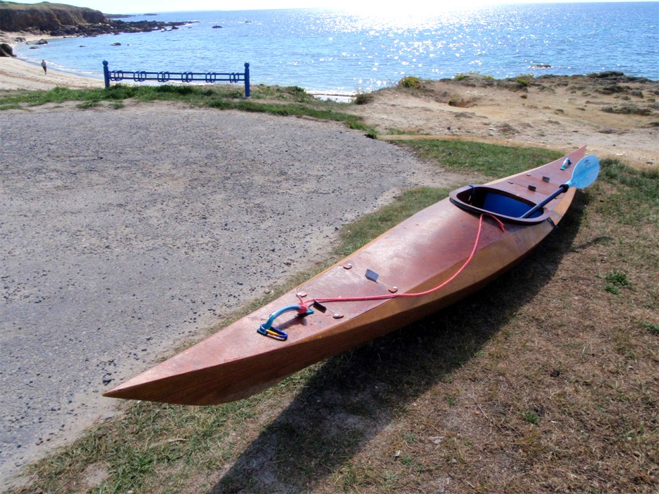 Construction impeccable de Frédérique et Michel. La première version du Shearwater 14 faisait 5 cm de moins en largeur, ce qui en faisait une monture assez instable. L'augmentation de largeur couplée au profil latéral très effacé du pontage a préservé l'aisance pour pagayer tout en le "civilisant" considérablement. 