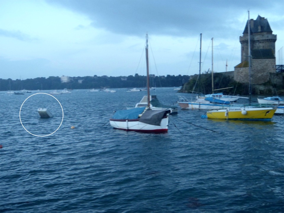 Me voici à Saint-Servan, au pied de la tour Solidor, et j'ai fait cette photo (un peu matinale pour la lumière) à la pleine mer : grande mer de 109, et cet Optimist est mouillé un peu court... 
