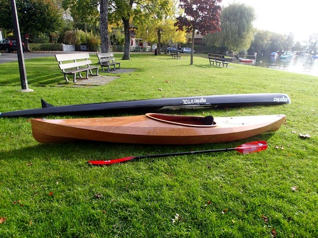 Arjan nous envoie les quatre images suivantes des premiers essais du Wood Duck 12 qu'il vient de terminer. Le voici sur la rive du Léman à coté d'un surf ski Epic V10L (6.50 m par 43.4 cm contre 3.66 m par 76 pour le Wood Duck 12, le programme est un peu différent...) 