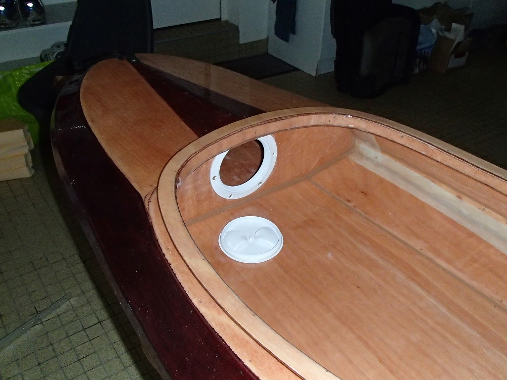 Et voici la cloison arrière et la trappe de visite du caisson étanche. Après installation du siège et du dosseret, je suppose que l'accès est un peu moins aisé... 