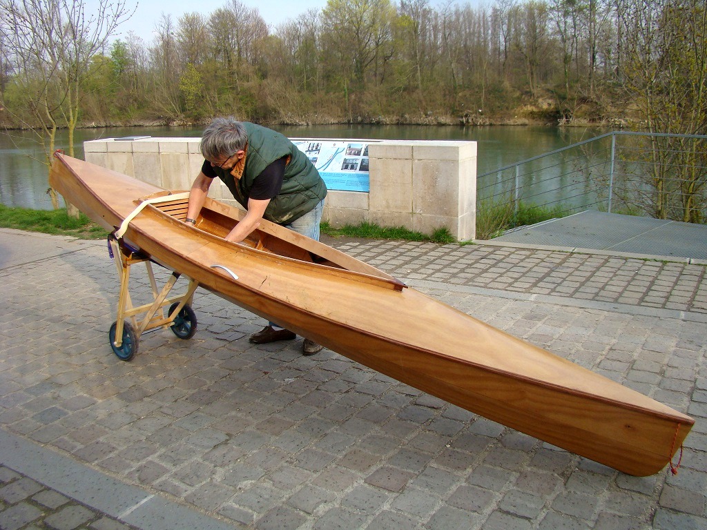 Pierrick m'envoie les deux photos suivantes du superbe Mill Creek 13 qu'il vient de terminer de construire et qu'il utilise sur la Seine 