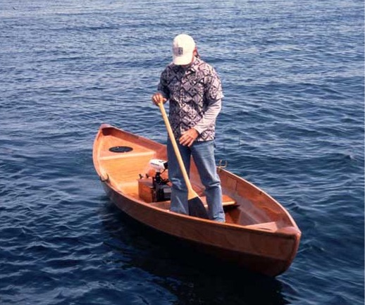 Le bateau est le "Pacific Troller Dory" : il fait un pied de plus en longueur que le Skerry, et est un peu plus étroit car il s'évase moins dans les hauts (il n'a que deux bordés latéraux au lieu de trois). Il n'est pas prévu pour la pratique de la voile. Je l'ai trouvé sur le site "Butler Projects". Faites-y un tour, ça sent bon le grand air... 
