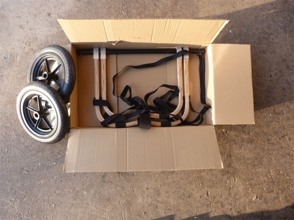 Le voici plié, roues enlevées (elles sont bloquées sur leur axe par un téton à ressort, on n'a donc ni outil ni pièces à perdre). Un fois démonté il tient dans ce carton de 60 cm x 30 cm par 11 cm, et ne sera donc pas trop encombrant dans un bateau léger. Prix : 200 € TTC. 