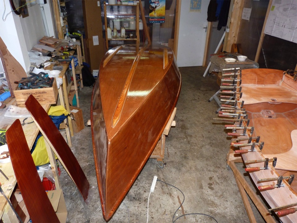 Le Jimmy Skiff rejoint la Prame d'Eastport au chaud pour une petite retouche d'époxy. Je reste surpris du peu d'intérêt que suscite ce joli petit sharpie d'une simplicité biblique (Arwen Marine colle à l'actualité). Je me demande si je ne vais lui faire subir le même traitement que le Skerry : un Jimmy Skiff de 18 ou 20 pieds, ce serait sans doute intéressant... 