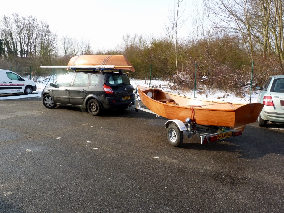 Ce vendredi, j'ai donc chargé les deux bateaux et m'en vais à la ville. Notez que cet hiver a tout de même coûté un en joliveur à l'Arwen Mobile, sans doute resté dans un tas de neige... 