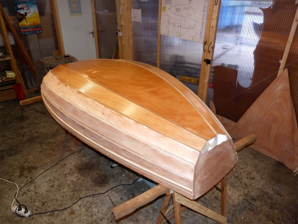 Et voila le travail. Il ne restera plus qu'à couper la petite "bavette" sur la marotte (et sur le tableau) avec de passer une seconde couche dans deux heures. Notez que j'ai doublé le liston d'une baguette d'épicéa dont le rôle sera de créer une gorge pour tenir le gros cordage périphérique. 