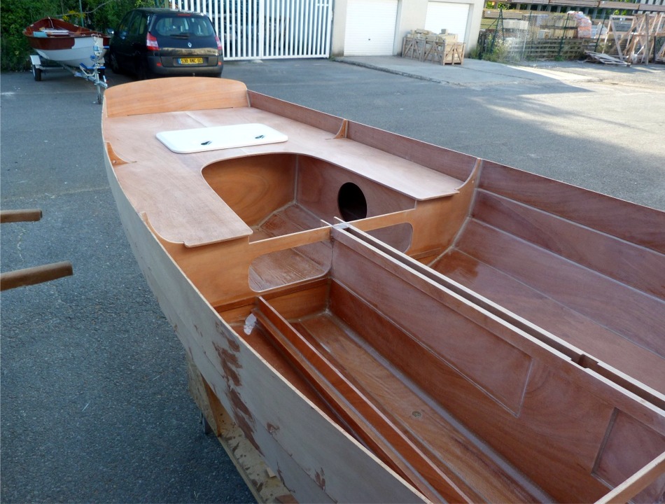 Essayage du pontage arrière assemblé avant collage. 