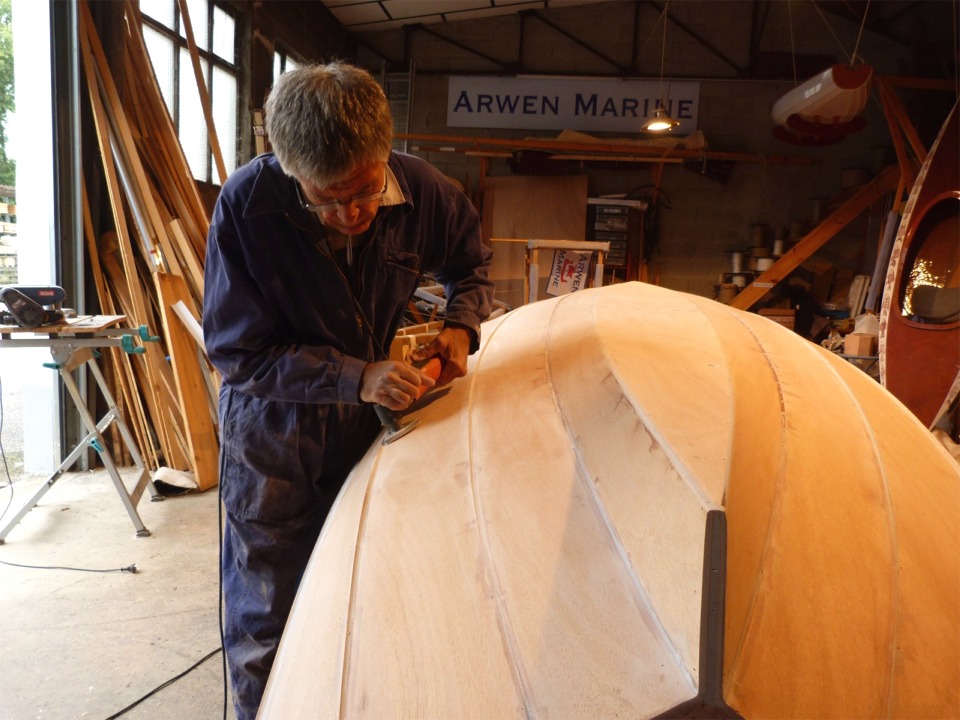 Nous allons stratifier la sole avec les bordés 1 et 2, car cela tient dans la largeur du tissu de verre standard en 100 cm de large. 