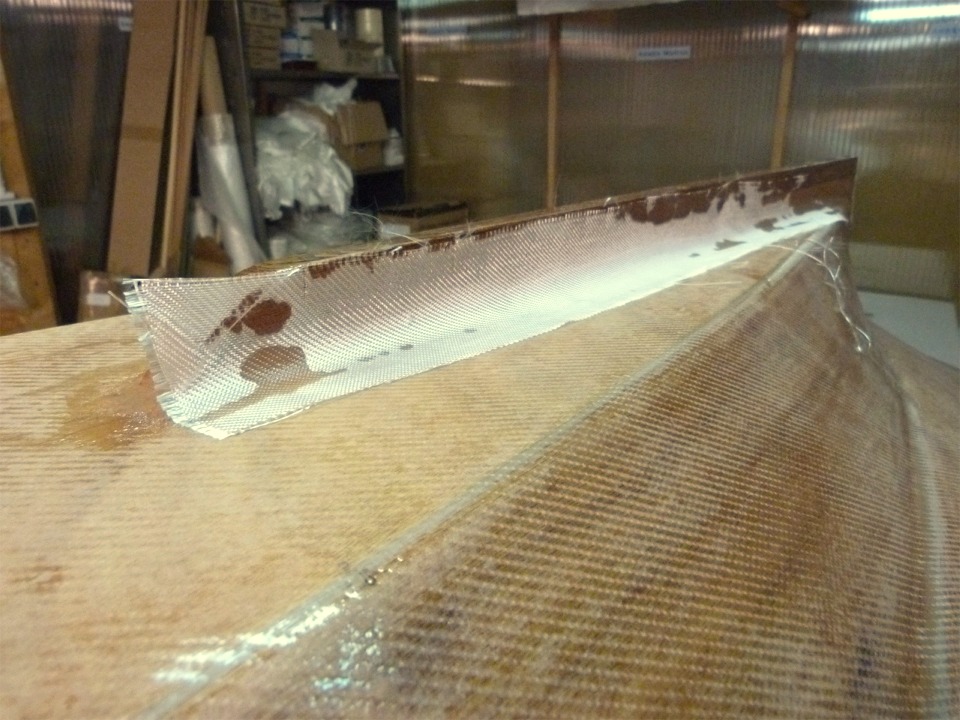Je viens de poser celles de l'aileron et je vais maintenant les saturer d'époxy. Je dois y aller doucement avec le pinceau car les joints-congés sont "frais". 