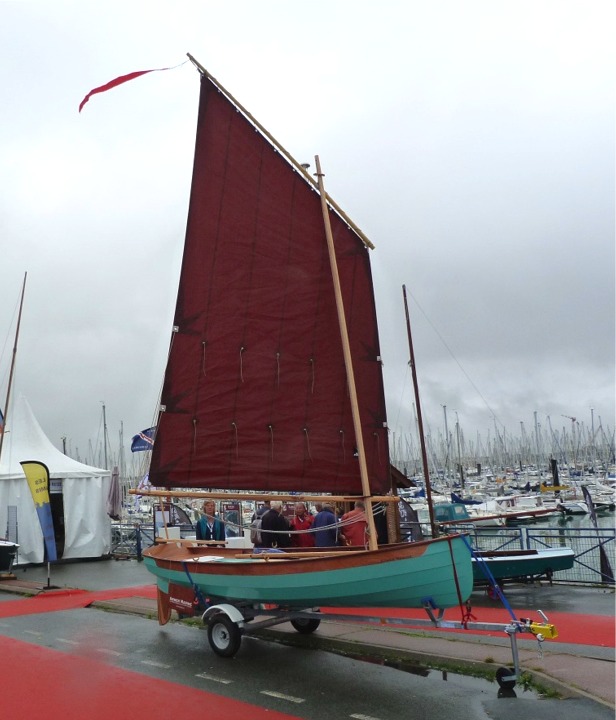 Dernier jour, certains bateaux ont mystérieusement disparu pendant la nuit et je remonte la pente (littéralement seulement). J'envoie la misaine empruntée à Gandalf entre deux averses. 