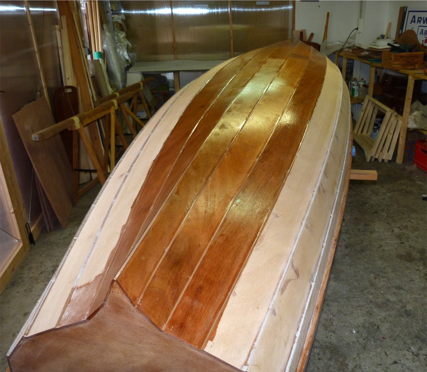 J'ai pris cette photo à l'attention de la dame courroucée qui n'a pas voulu me croire quand je lui disais que je n'appliquais aucune teinte sur le bois, mais que c'était tout simplement l'effet "mouillant" de l'époxy qui donnait cette allure à l'okoumé... 